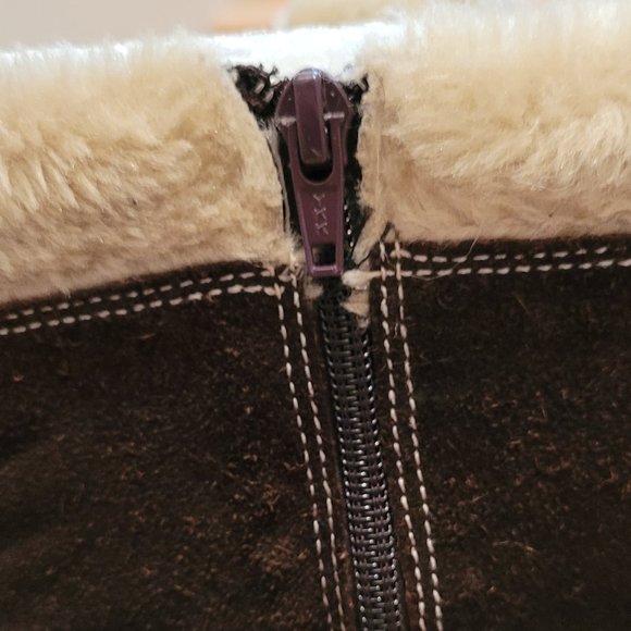 Bass Suede Boots with Fur Trim and Pom Pom Size 6 - Picture 9 of 10